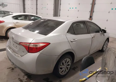 2017 Toyota Corolla Le z USA, uszkodzony, nr VIN 5YFBURHE6HP682045